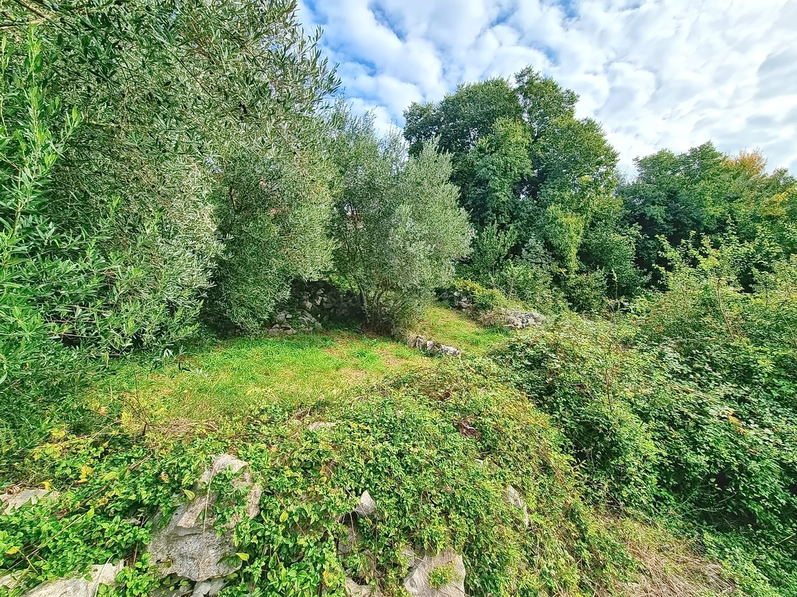 Malinska, ampio terreno edificabile in posizione tranquilla!