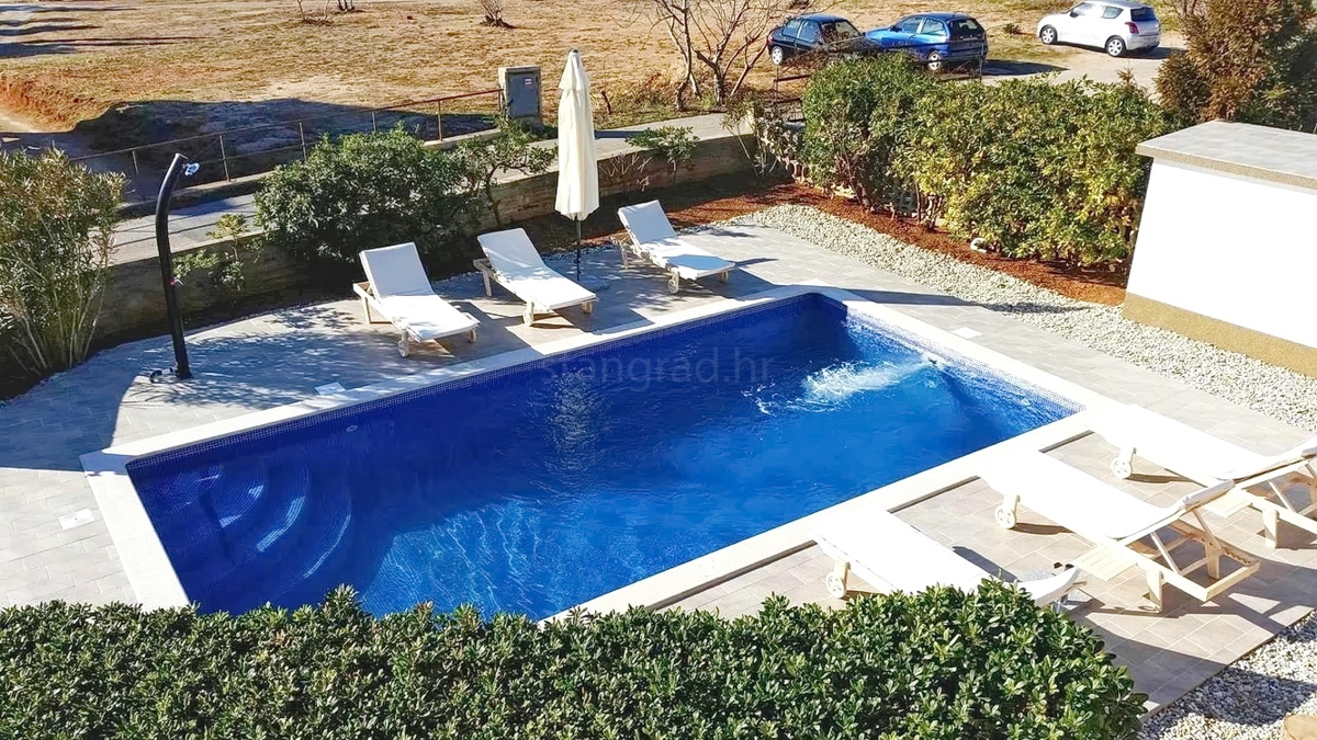 Punat, casa indipendente con due unità abitative e piscina!