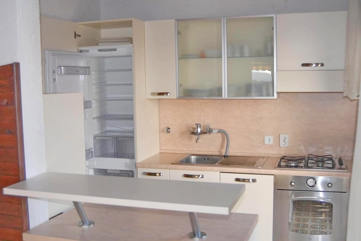 Punat, casa indipendente con due unità abitative e piscina!