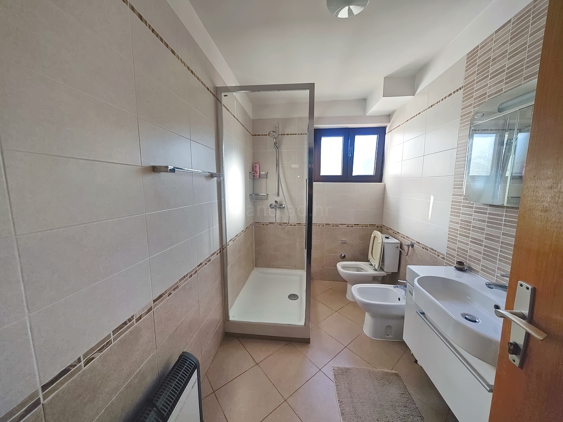 Punat, casa indipendente con due unità abitative e piscina!