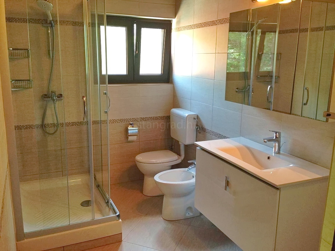 Punat, casa indipendente con due unità abitative e piscina!