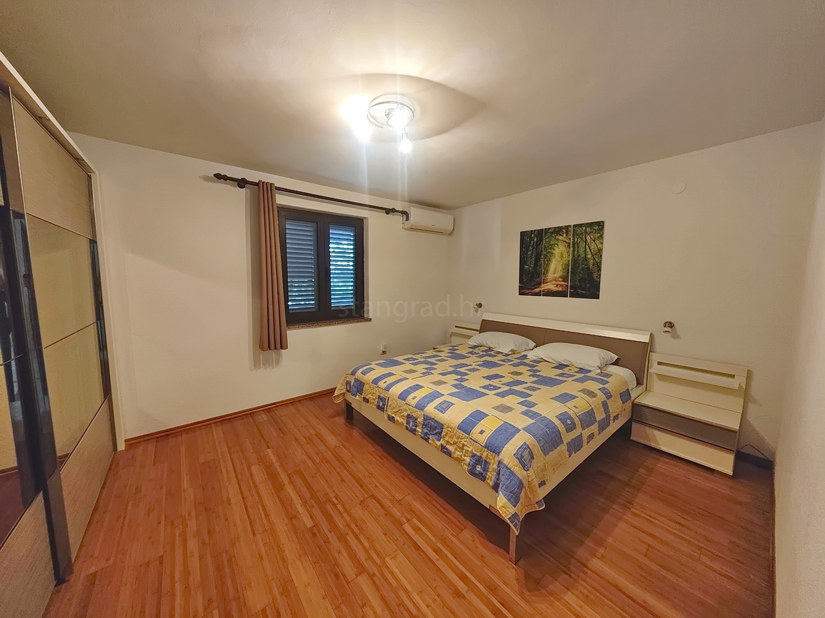 Punat, casa indipendente con due unità abitative e piscina!