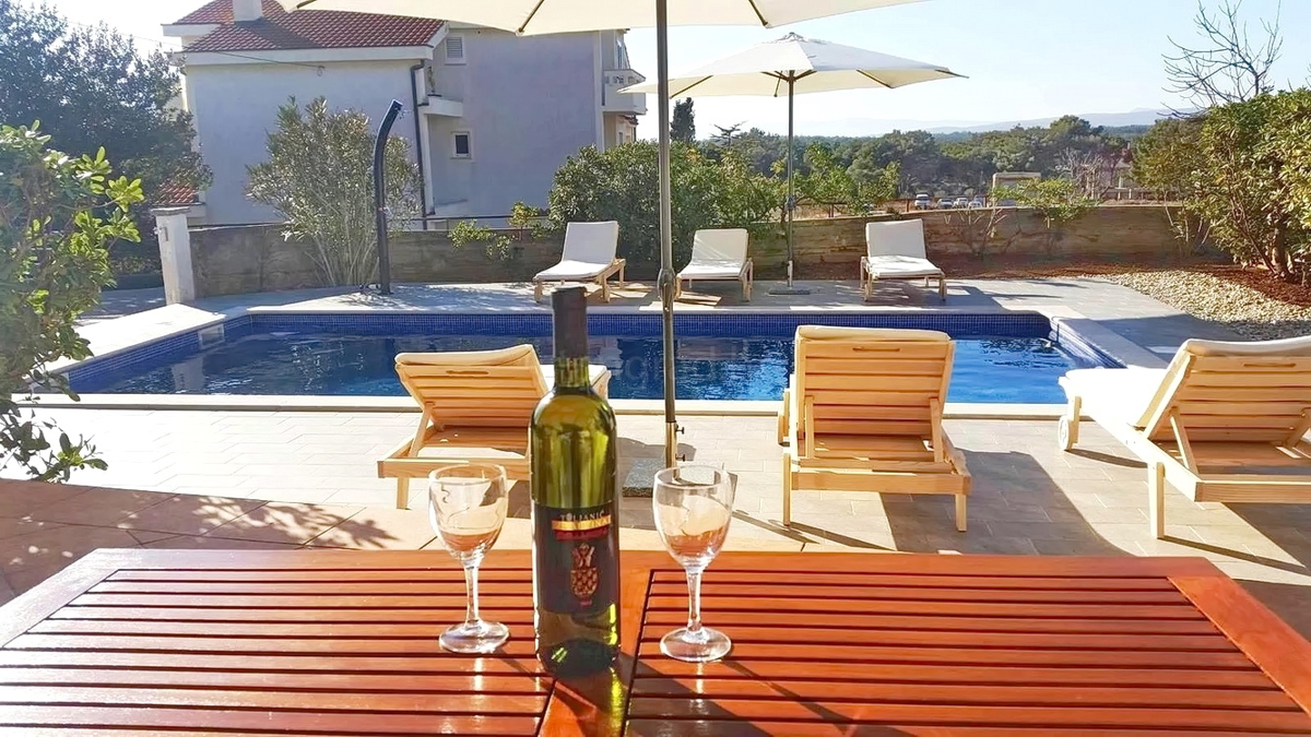 Punat, casa indipendente con due unità abitative e piscina!