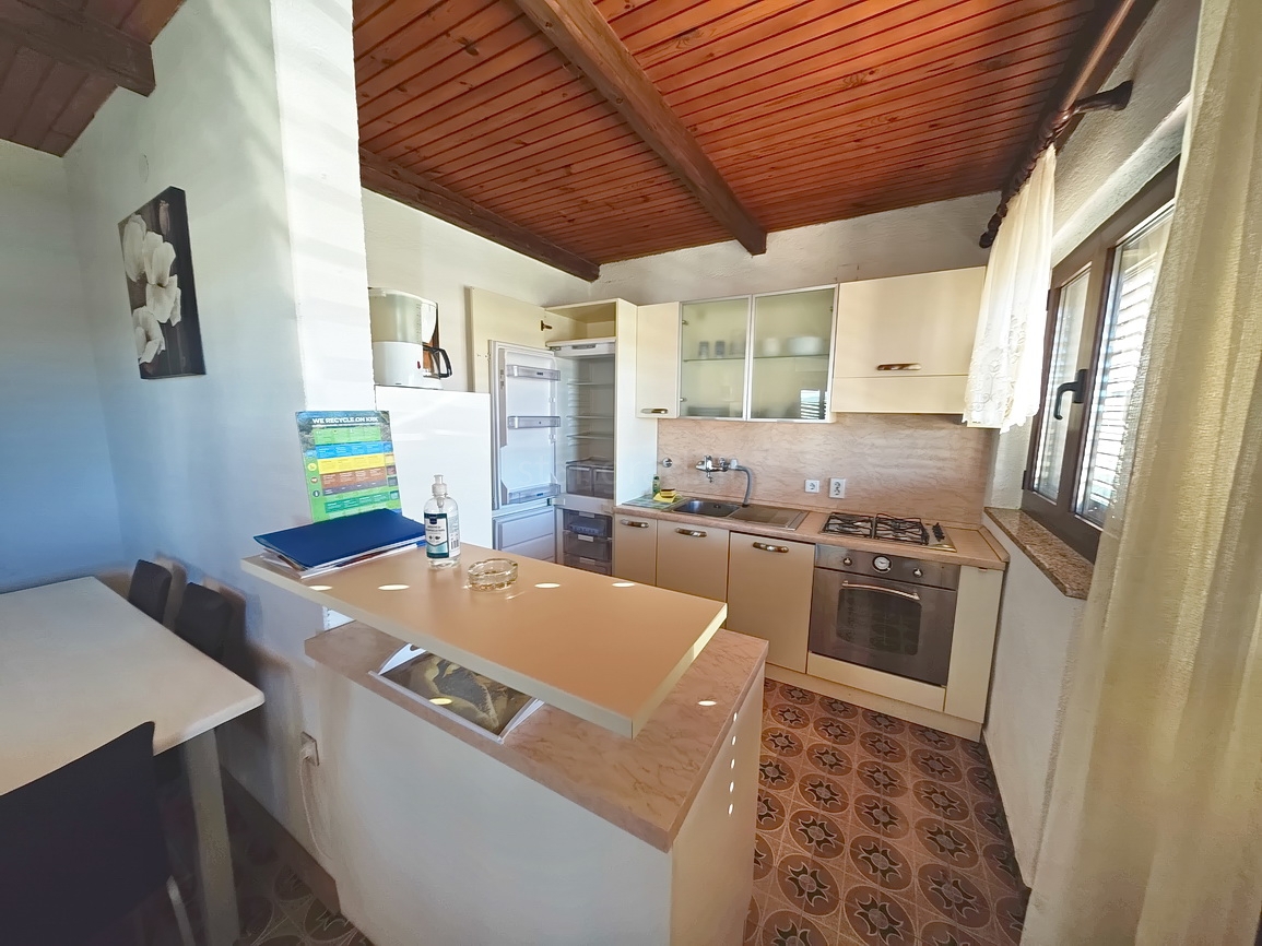 Punat, casa indipendente con due unità abitative e piscina!