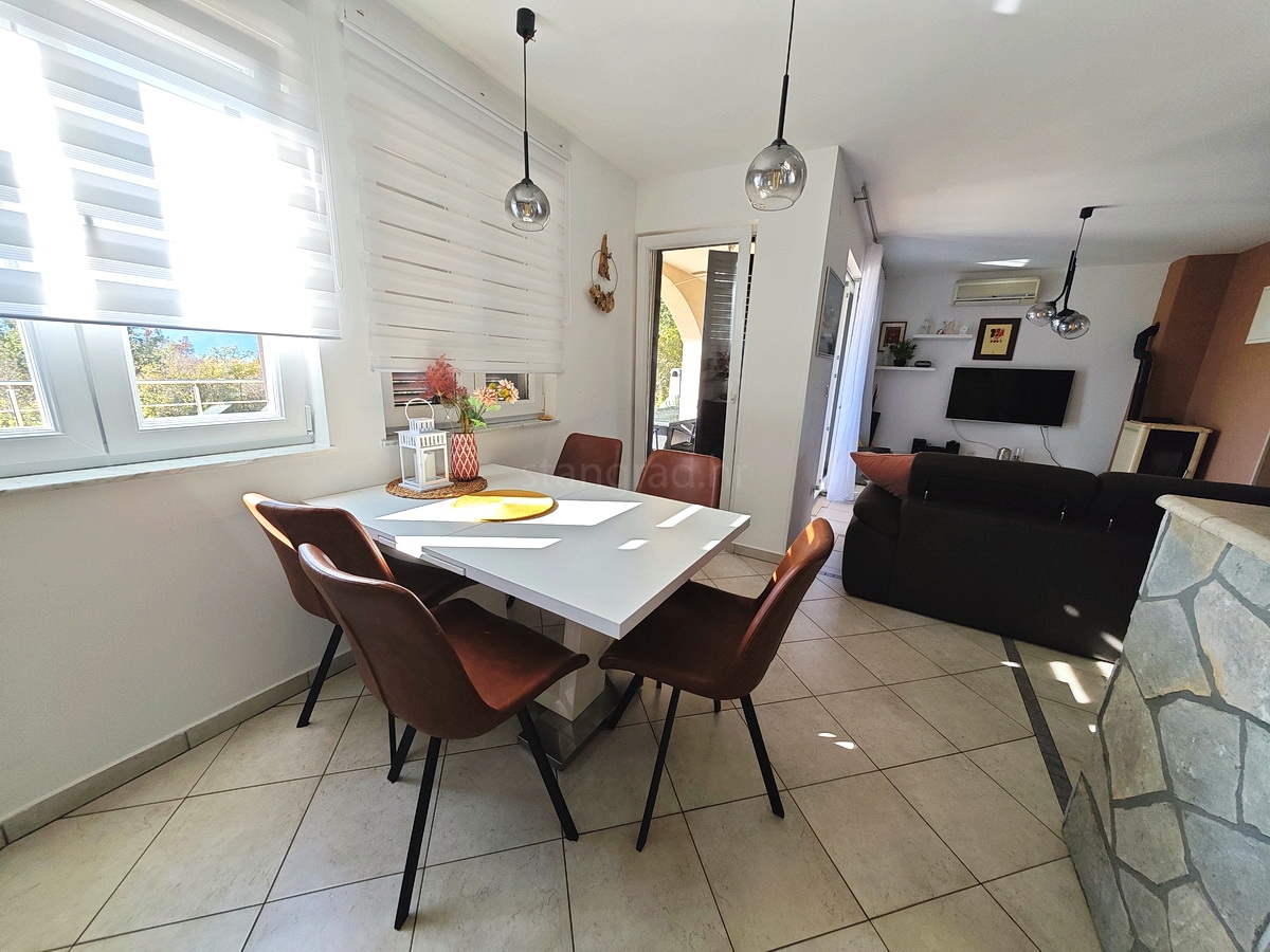 Zona di Krk, appartamento al piano terra con vista mare!