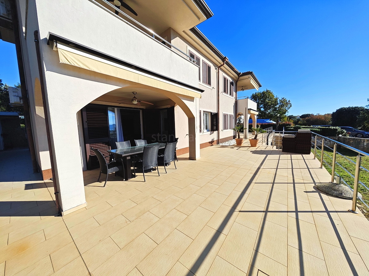 Zona di Krk, appartamento al piano terra con vista mare!