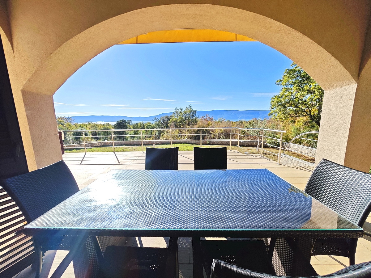 Zona di Krk, appartamento al piano terra con vista mare!