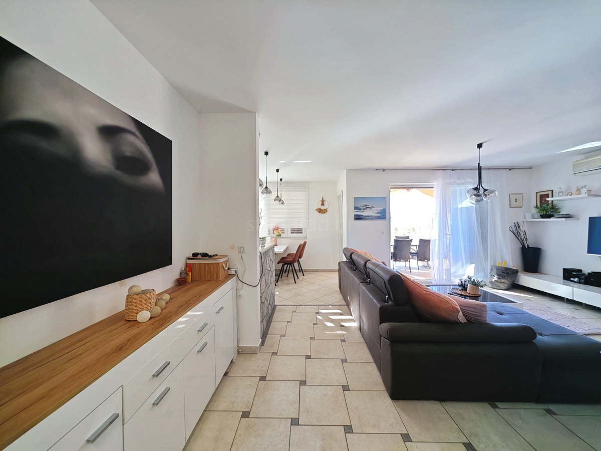 Zona di Krk, appartamento al piano terra con vista mare!