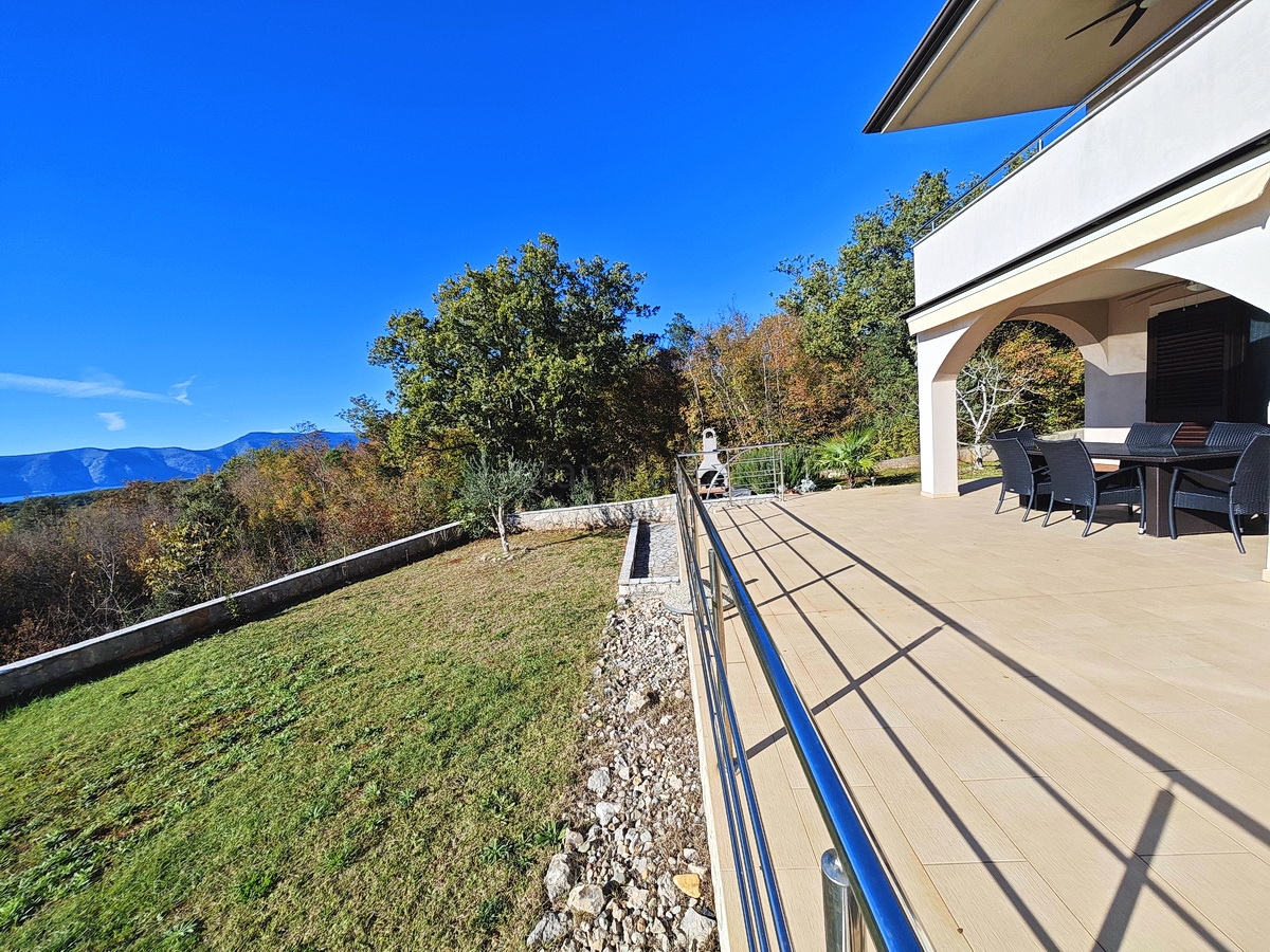 Zona di Krk, appartamento al piano terra con vista mare!