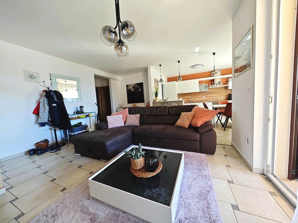 Zona di Krk, appartamento al piano terra con vista mare!