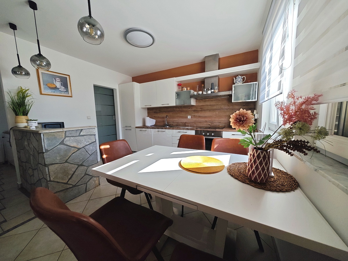 Zona di Krk, appartamento al piano terra con vista mare!