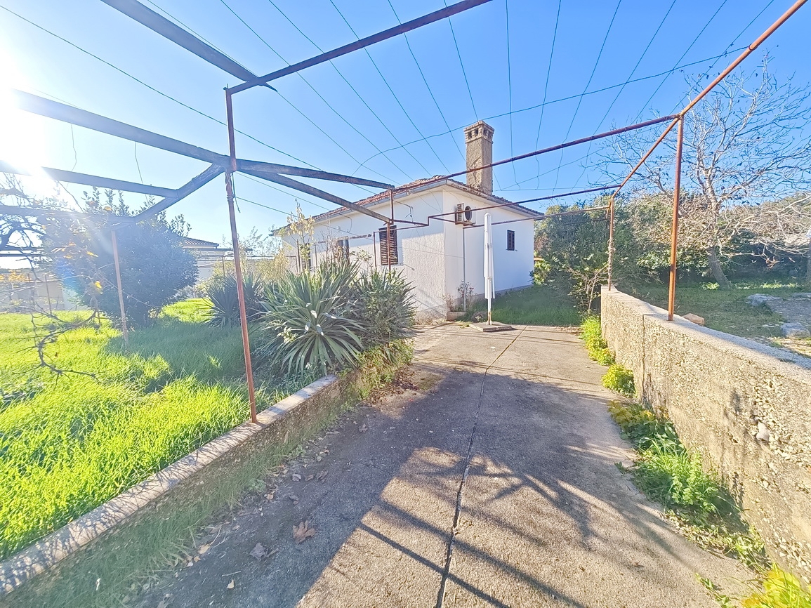 Baia di Soline, casa indipendente in pietra da ristrutturare!