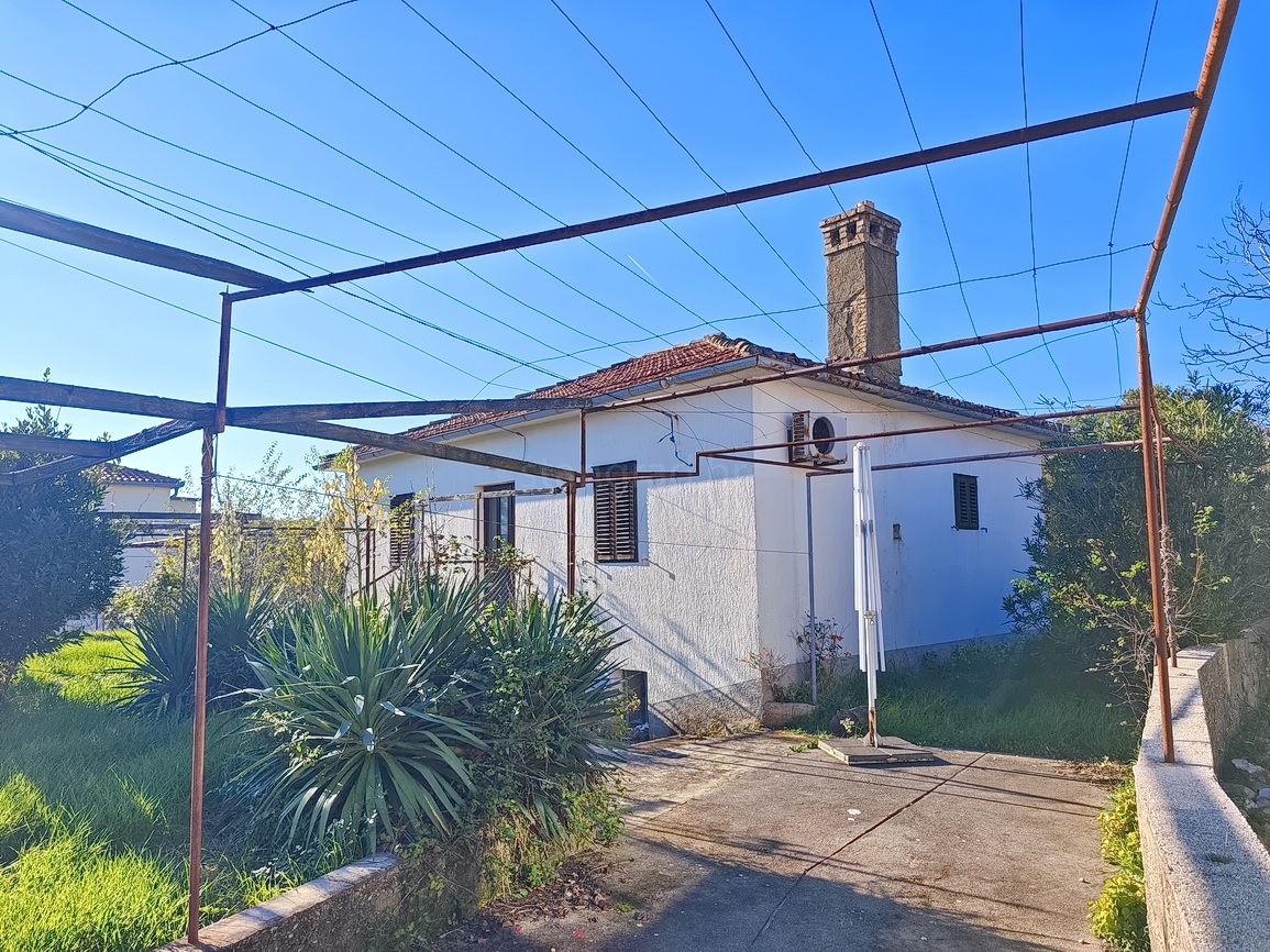 Baia di Soline, casa indipendente in pietra da ristrutturare!