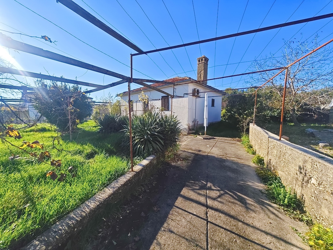 Baia di Soline, casa indipendente in pietra da ristrutturare!