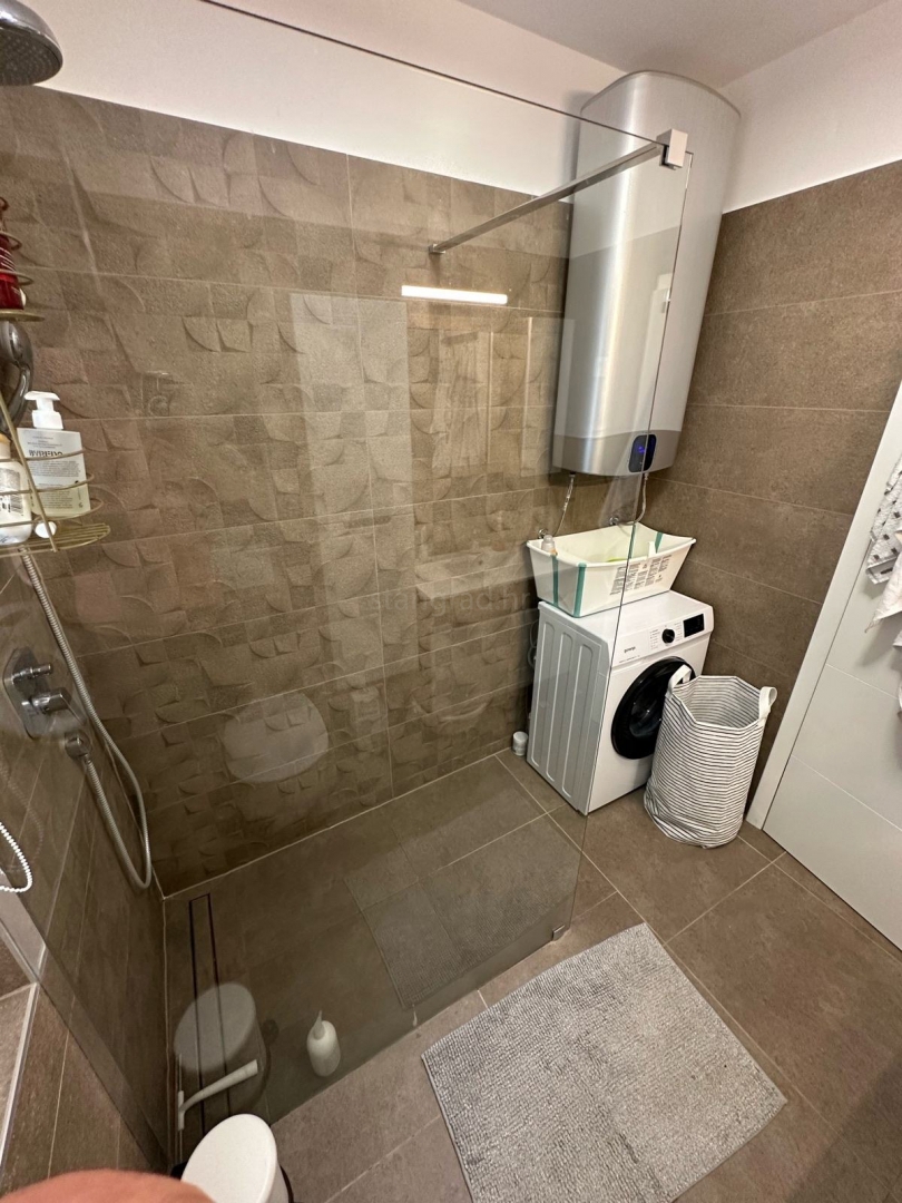 Città di Krk, comodo appartamento arredato con garage!