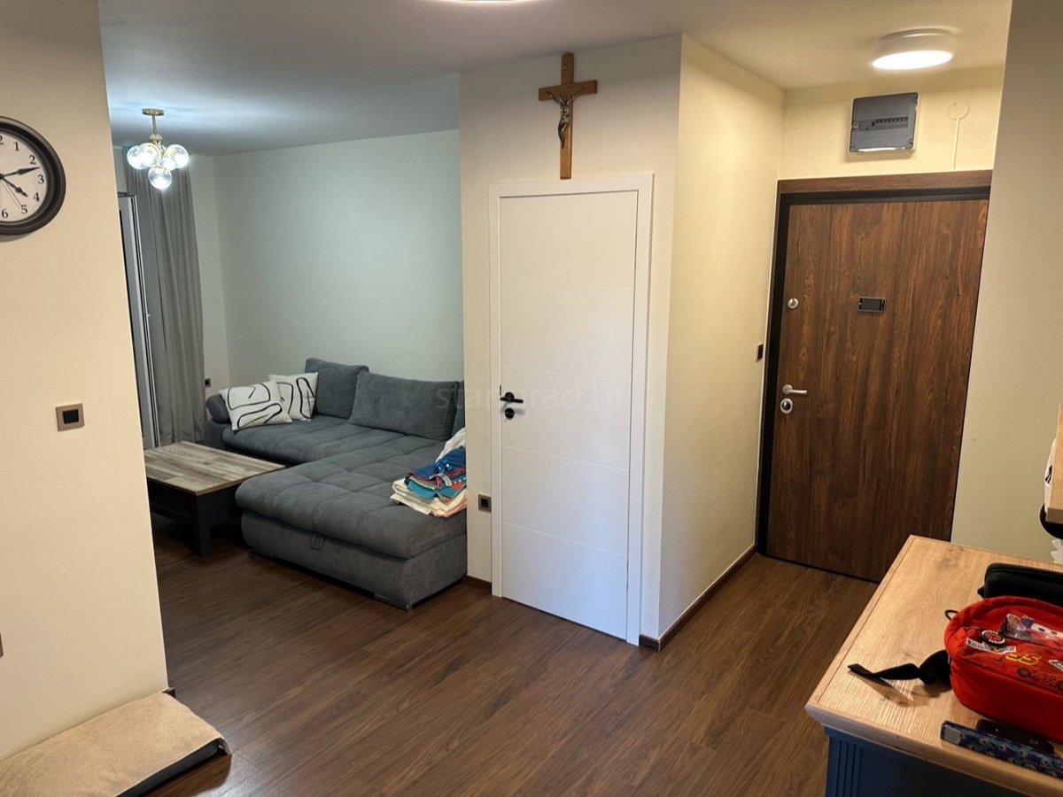 Città di Krk, comodo appartamento arredato con garage!