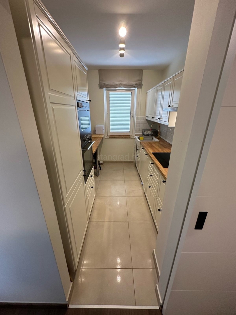 Città di Krk, comodo appartamento arredato con garage!