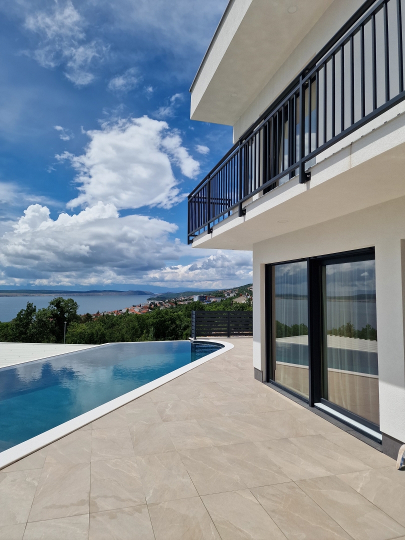 Crikvenica, nuova villa moderna con piscina e vista!