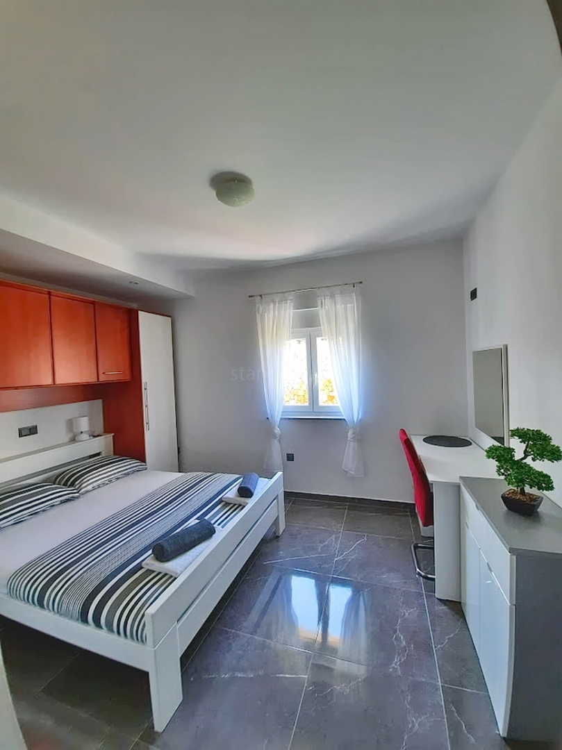 Casa indipendente con piscina, situata nella zona di Vrbnik!