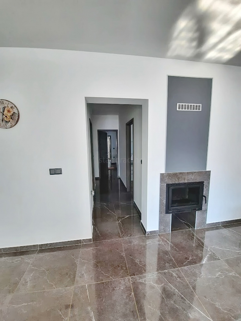 Casa indipendente con piscina, situata nella zona di Vrbnik!