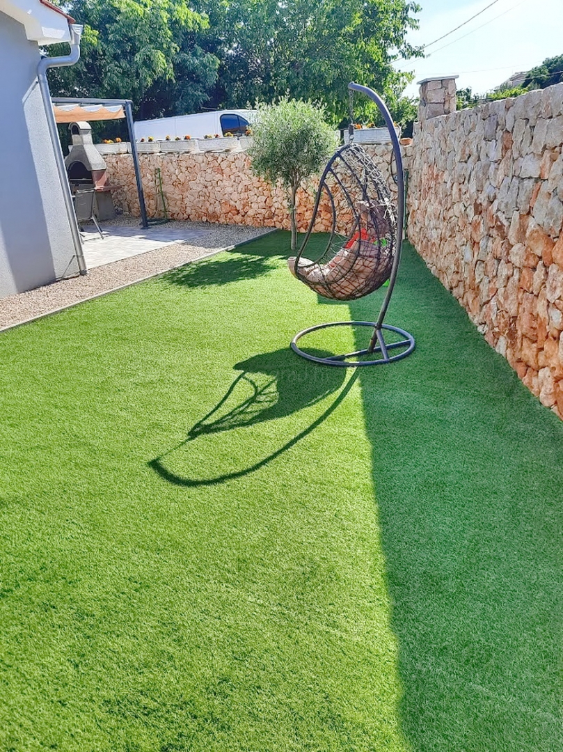 Casa indipendente con piscina, situata nella zona di Vrbnik!