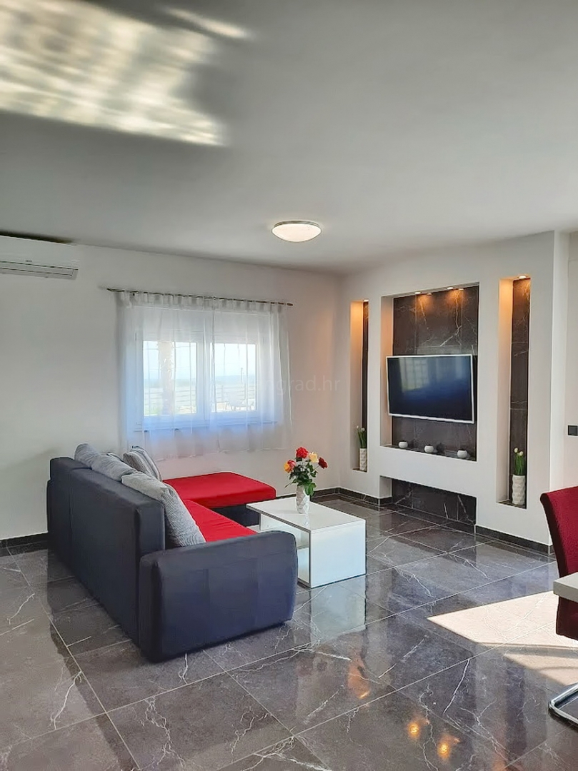 Casa indipendente con piscina, situata nella zona di Vrbnik!