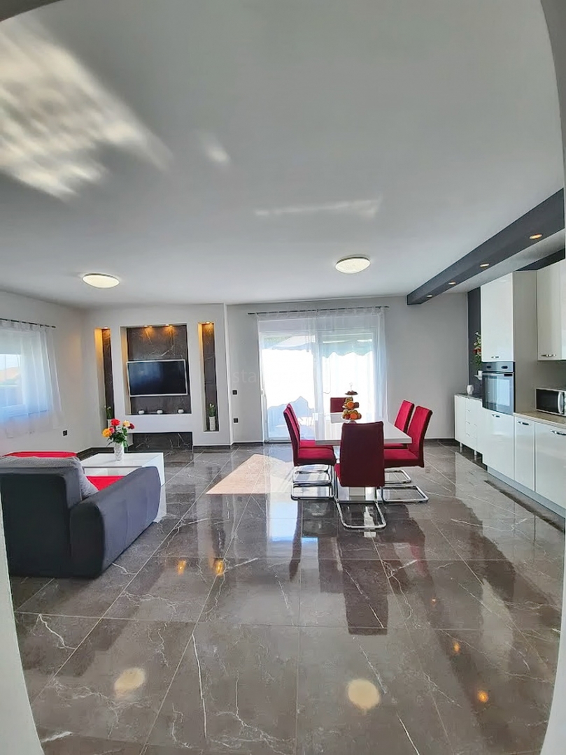 Casa indipendente con piscina, situata nella zona di Vrbnik!