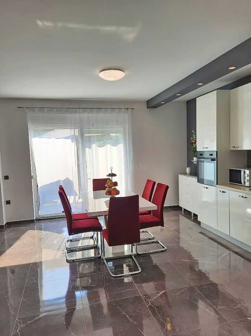 Casa indipendente con piscina, situata nella zona di Vrbnik!