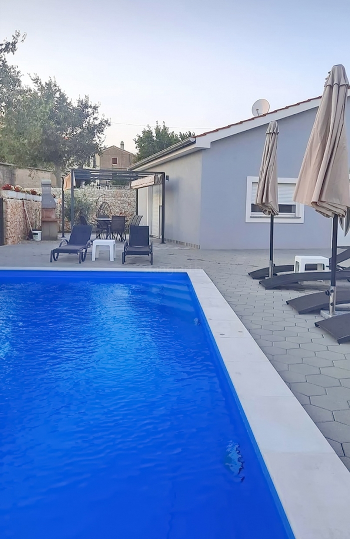 Casa indipendente con piscina, situata nella zona di Vrbnik!