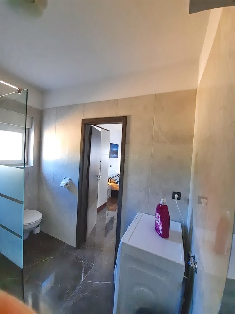 Casa indipendente con piscina, situata nella zona di Vrbnik!