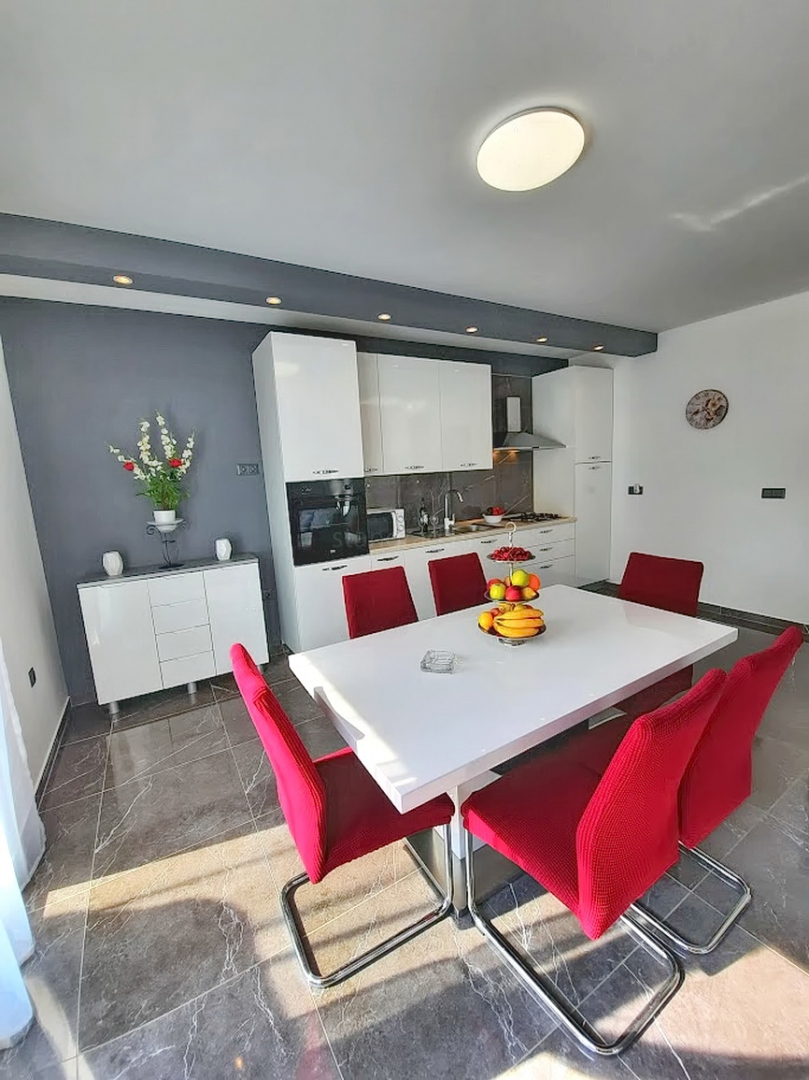 Casa indipendente con piscina, situata nella zona di Vrbnik!