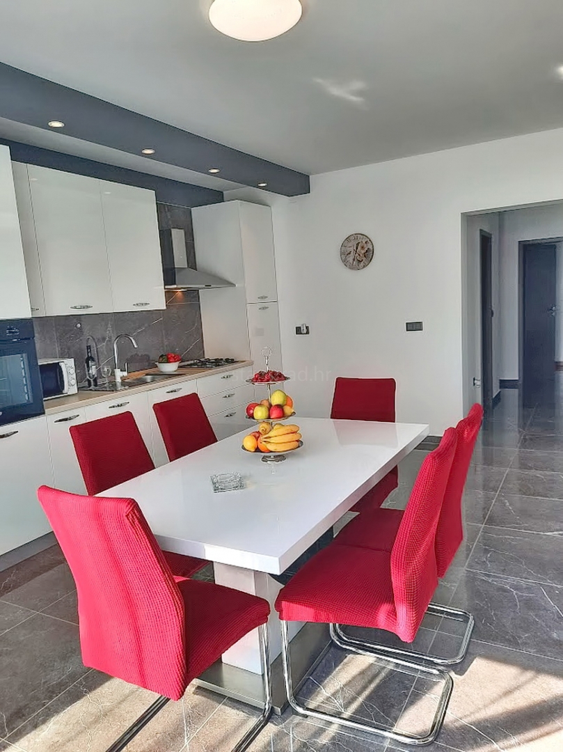 Casa indipendente con piscina, situata nella zona di Vrbnik!