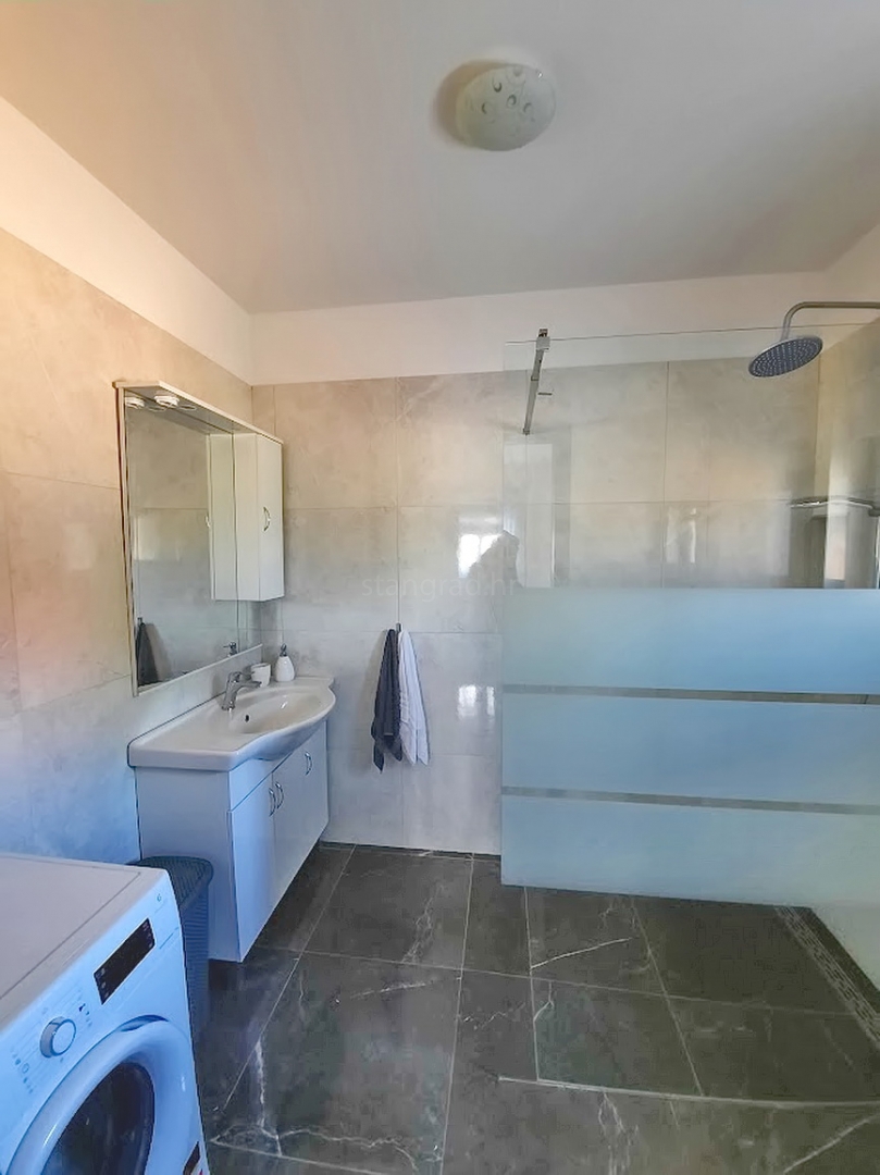 Casa indipendente con piscina, situata nella zona di Vrbnik!