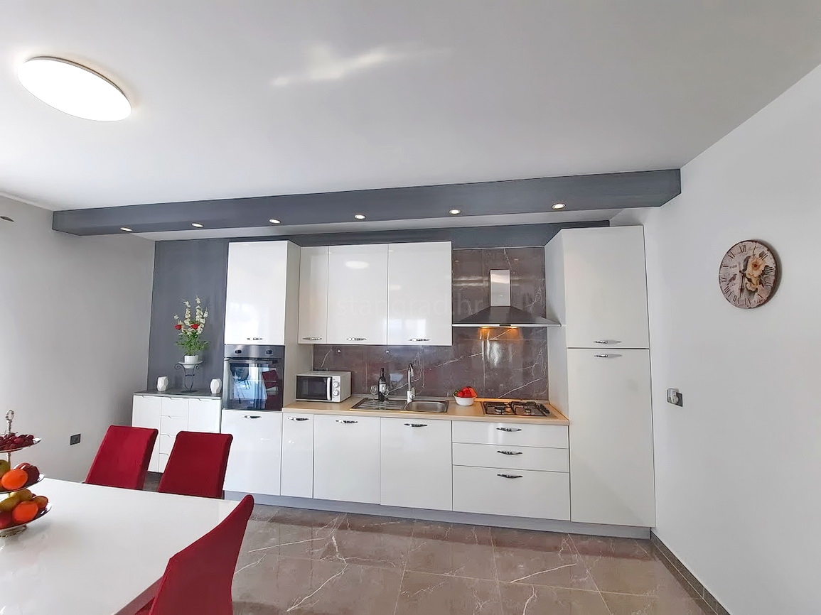 Casa indipendente con piscina, situata nella zona di Vrbnik!