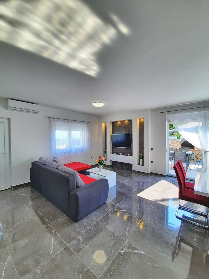 Casa indipendente con piscina, situata nella zona di Vrbnik!