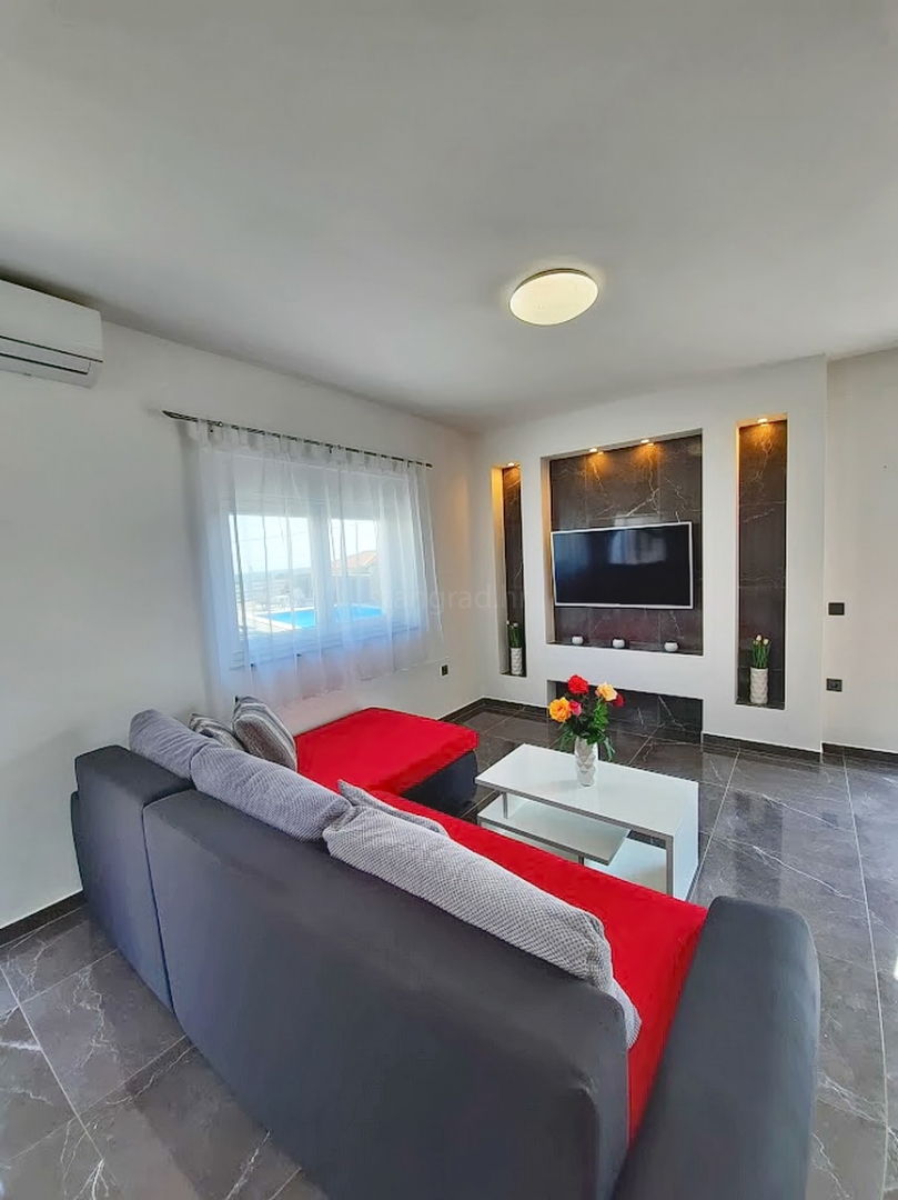 Casa indipendente con piscina, situata nella zona di Vrbnik!