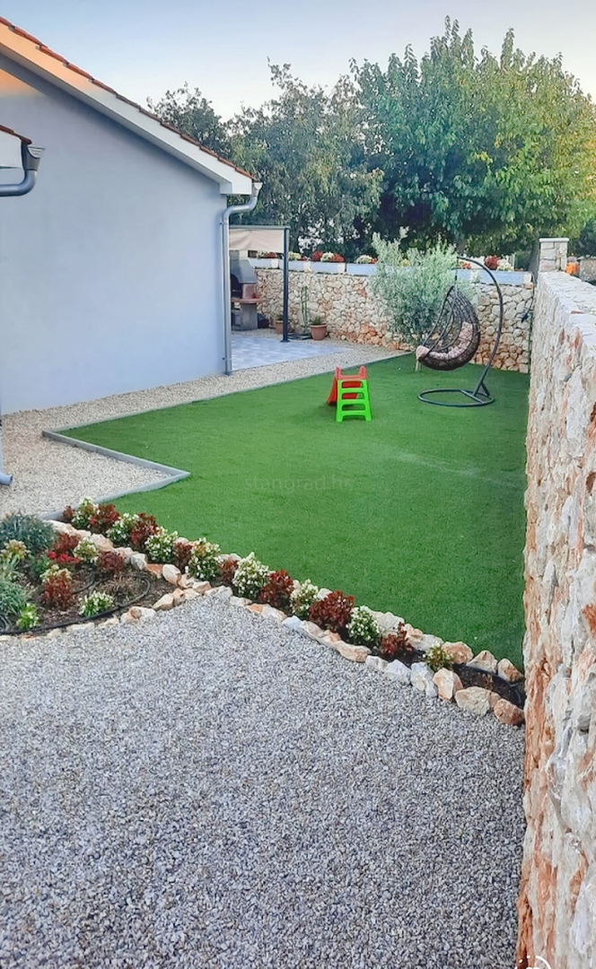 Casa indipendente con piscina, situata nella zona di Vrbnik!