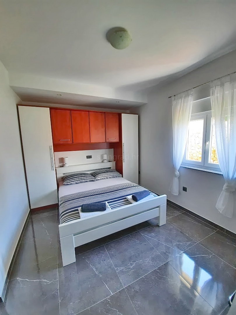 Casa indipendente con piscina, situata nella zona di Vrbnik!