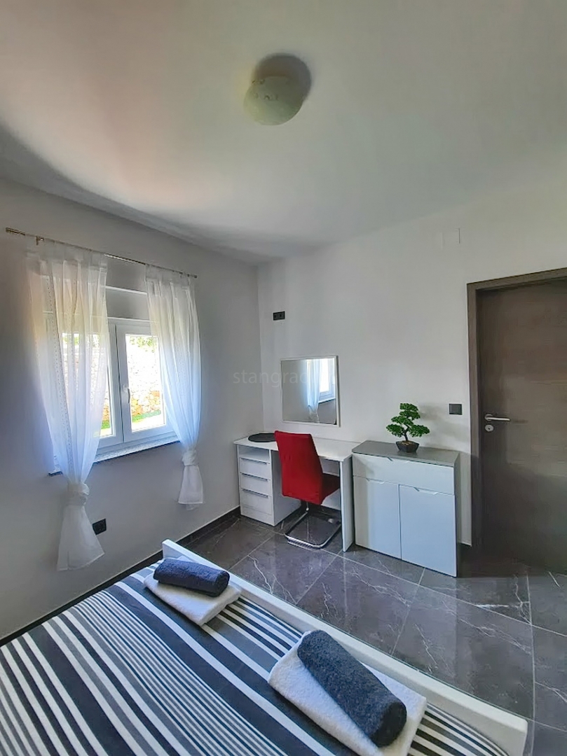 Casa indipendente con piscina, situata nella zona di Vrbnik!