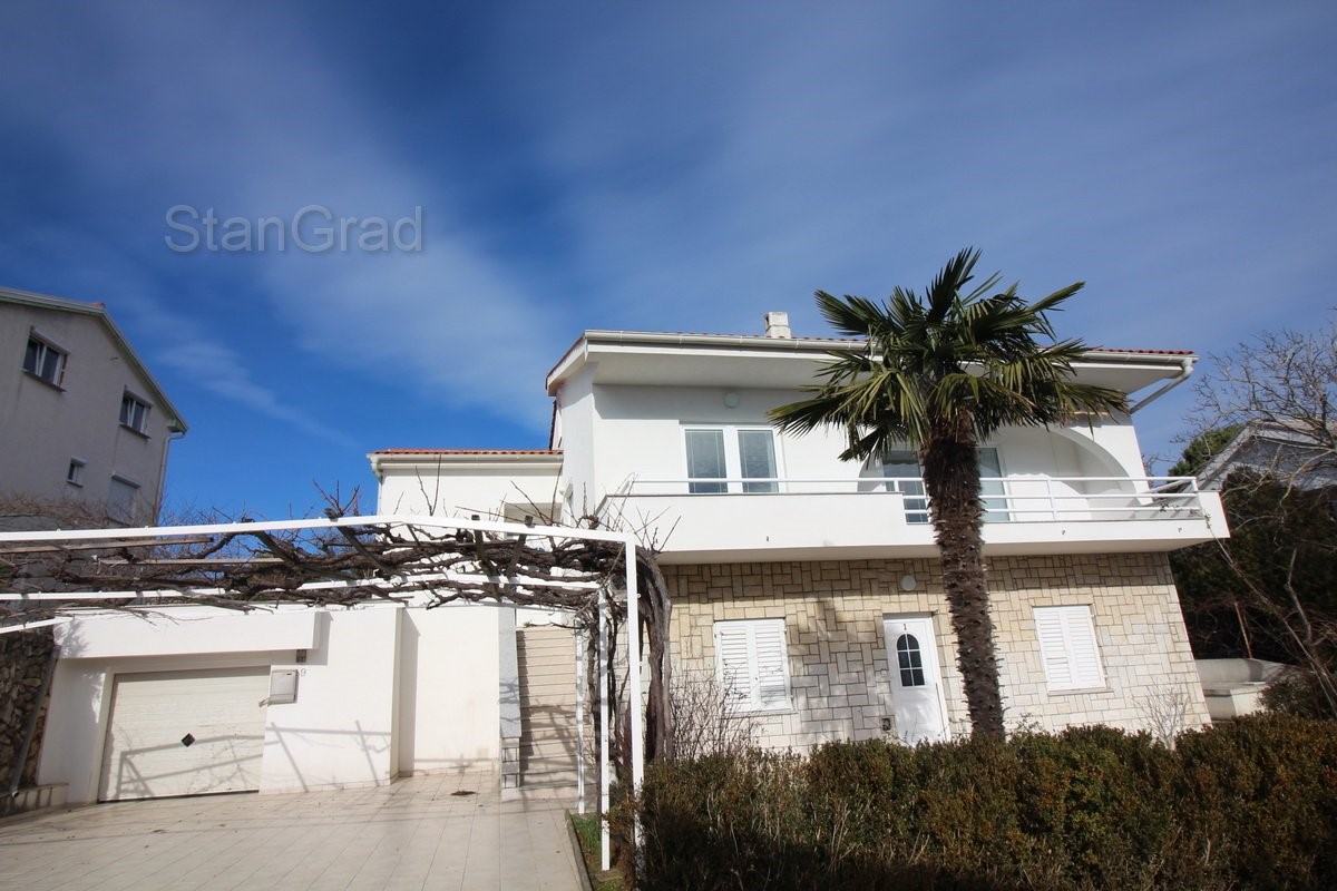 Krk, casa con 3 appartamenti vicino al centro e alla spiaggia