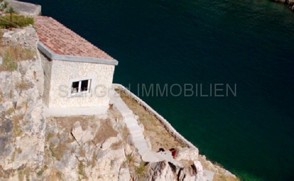 Vrbnik, casa in pietra sulla roccia sopra il mare, vendita