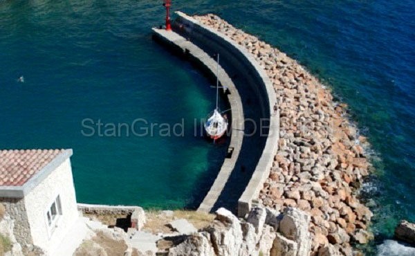 Vrbnik, casa in pietra sulla roccia sopra il mare, vendita