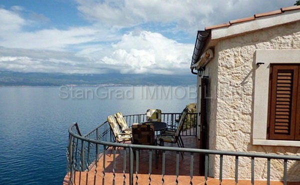 Vrbnik, casa in pietra sulla roccia sopra il mare, vendita