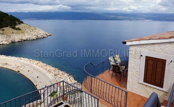 Vrbnik, casa in pietra sulla roccia sopra il mare, vendita