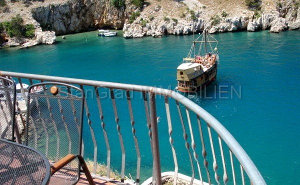 Vrbnik, casa in pietra sulla roccia sopra il mare, vendita