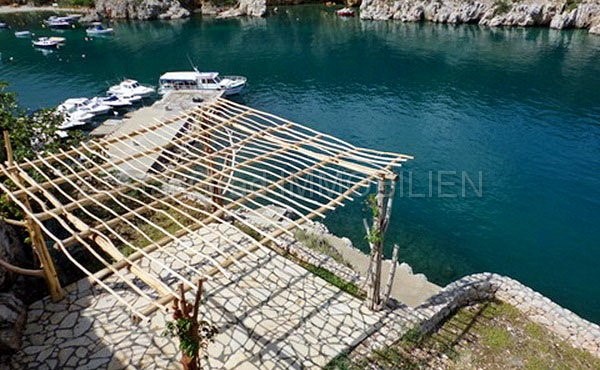 Vrbnik, casa in pietra sulla roccia sopra il mare, vendita