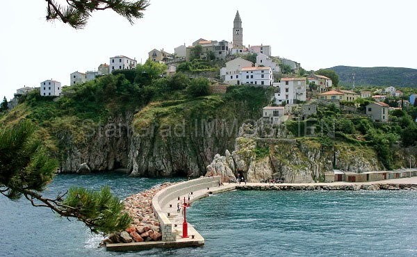 Vrbnik, casa in pietra sulla roccia sopra il mare, vendita