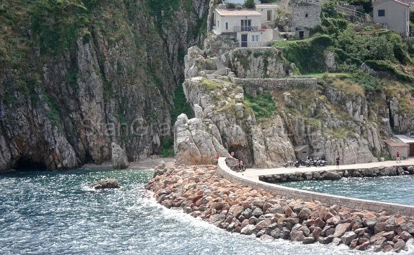 Vrbnik, casa in pietra sulla roccia sopra il mare, vendita