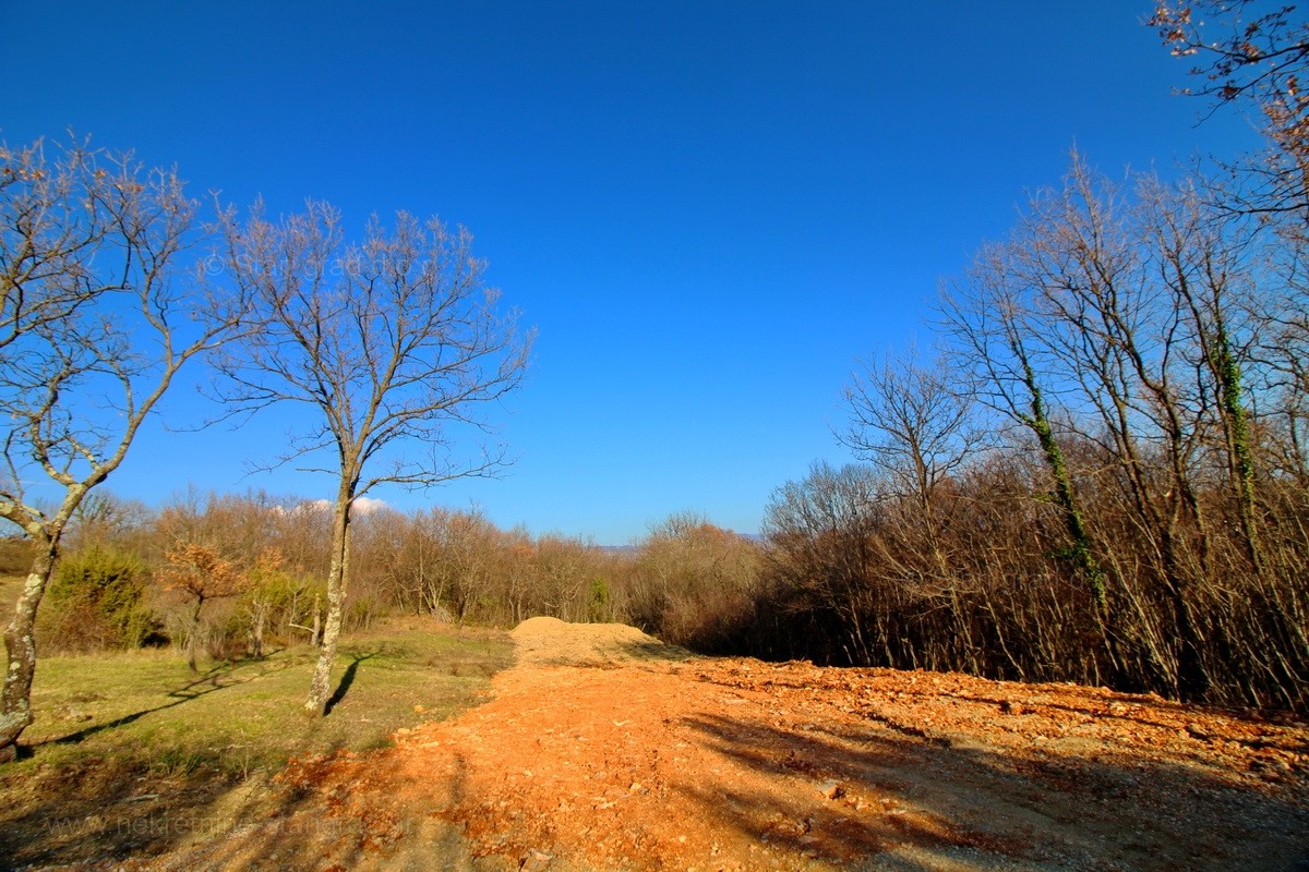 L'isola di Krk, Čižići, attraente terreno ai margini della zona di costruzione