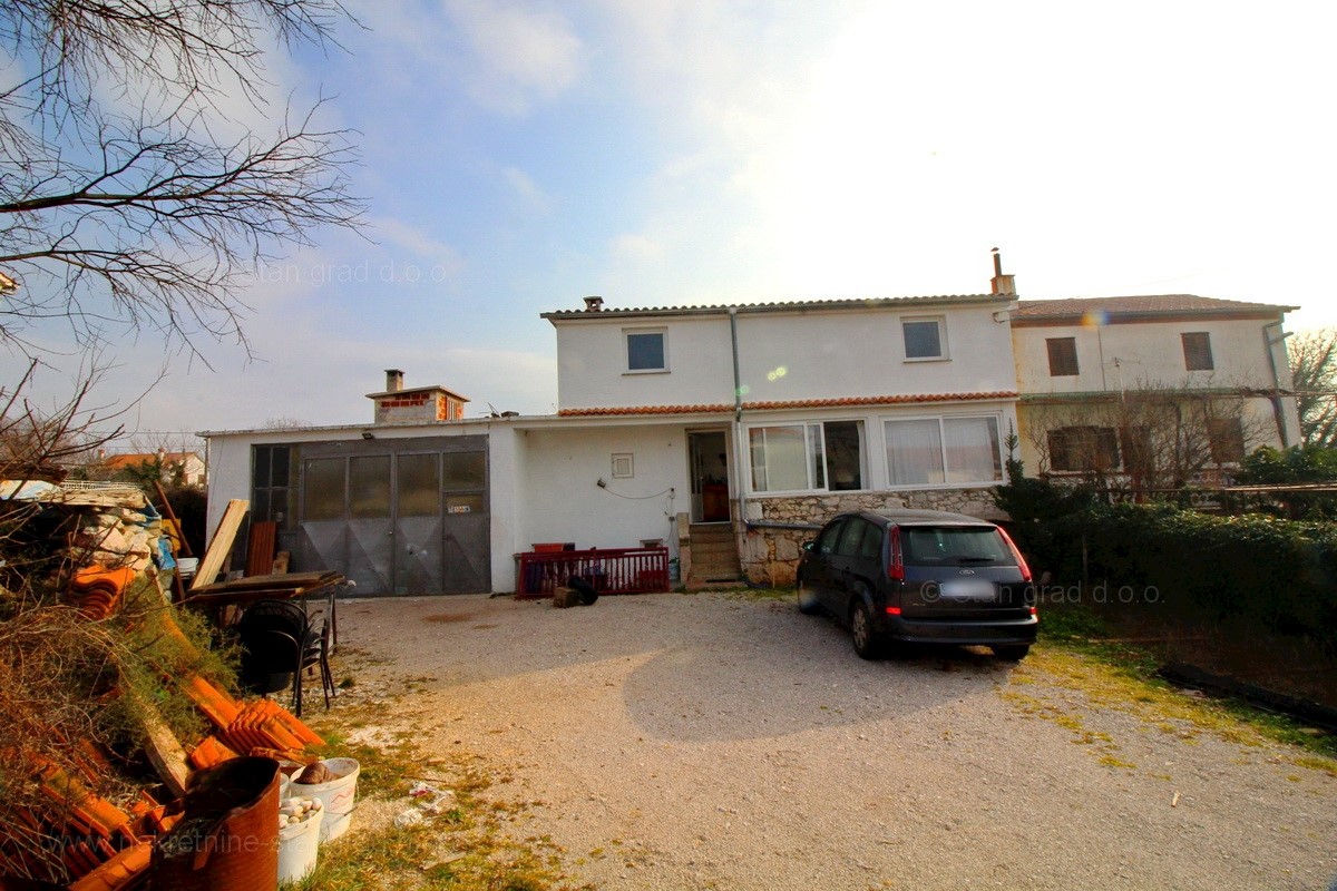 Vrbnik, dintorni, casa bifamiliare in pietra in posizione tranquilla, IN VENDITA